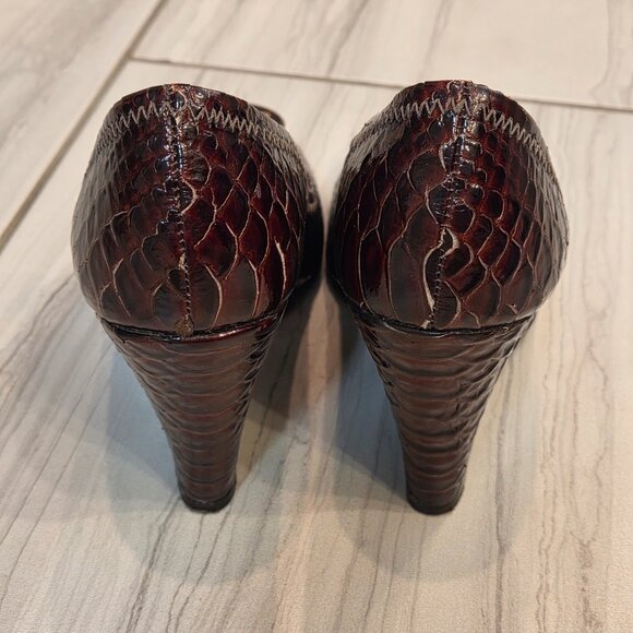 Tory Burch Size 9.5 Patent Leather Sophie Croc Wedge Brown - Picture 2 of 3